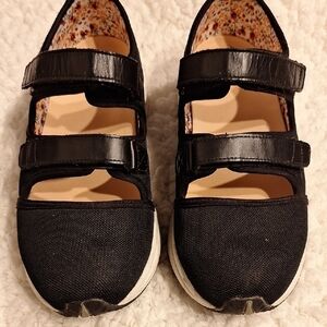 Black womens Drew  Shoes with Velcro Straps Size 10.5 W